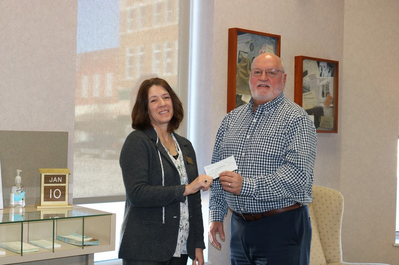 Fowler State Bank (IN)’s President Steven Brunton presenting Remedy’s donation to the Benton Community Foundation, Andrea Bowman in 2021 in Fowler, IN.